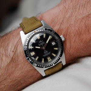 Café noir montre vintage Marseille horloger skin diver glossy