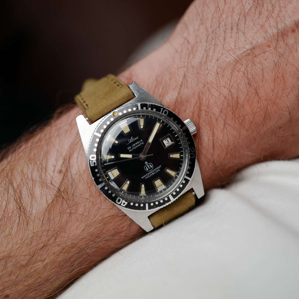 Café noir montre vintage Marseille horloger skin diver glossy