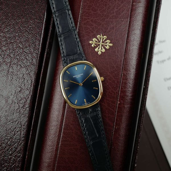 Café noir montres Marseille Patek Philippe Ellipse 3738 cadran bleu 1991 papiers boîte