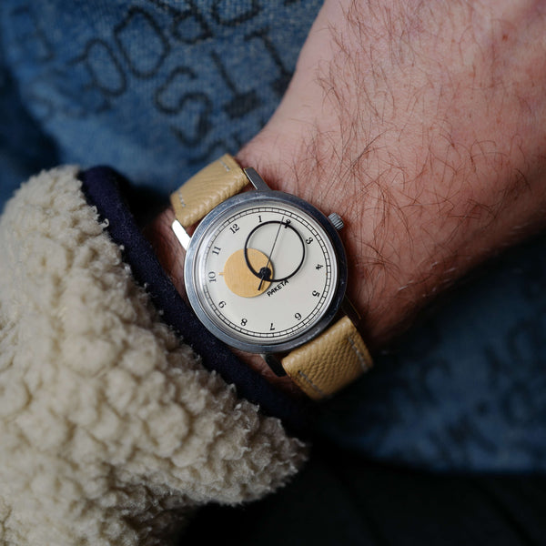 cafe noir montres vintage horloger marseille raketa montre russe copernik copernic neuve de stock bracelet beige histoire russe_1