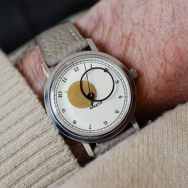 cafe noir montres vintage horloger marseille raketa montre russe copernik copernic neuve de stock_1