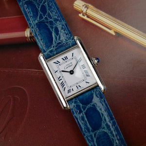 Détail du cadran bleu et blanc de la Cartier Tank Must