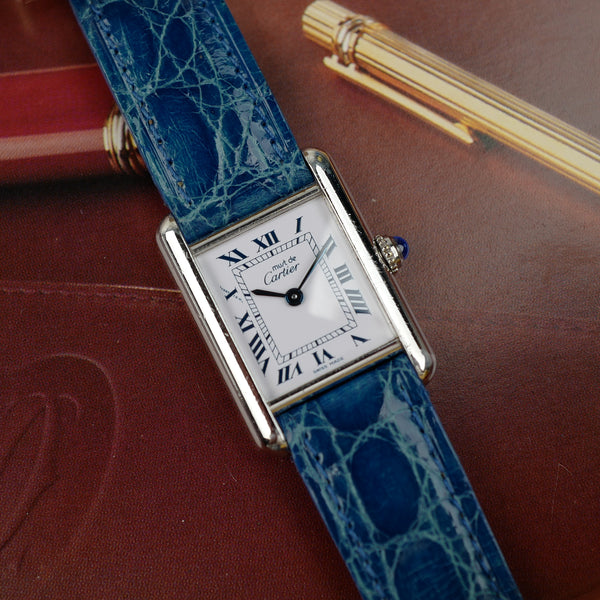 Détail du cadran bleu et blanc de la Cartier Tank Must