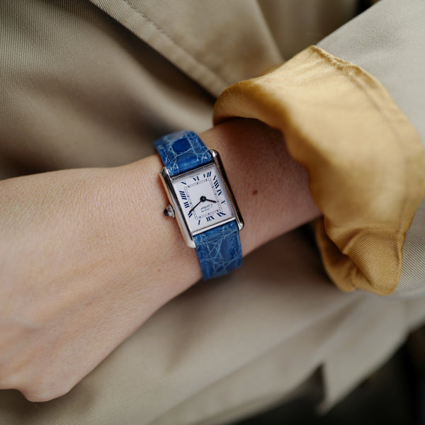 Cartier Tank Must PM 1990 portée sur un poignet féminin