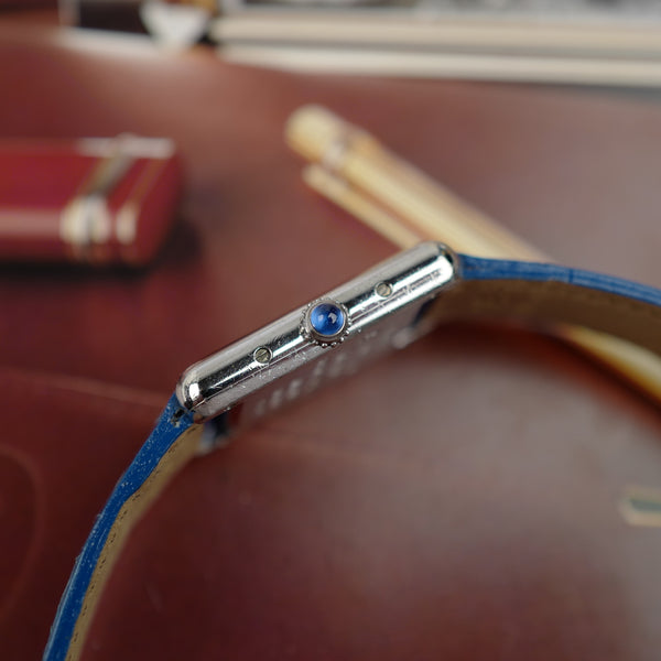Couronne Cartier et cabochon bleu vus de profil