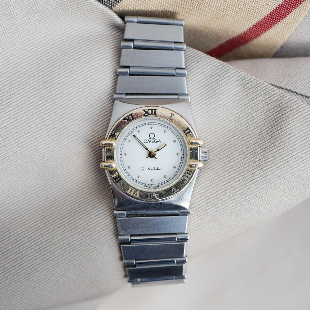 Jolie montre acier or mini Constellation femme
