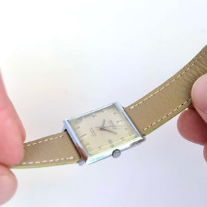 Jolie montre ancienne carrée