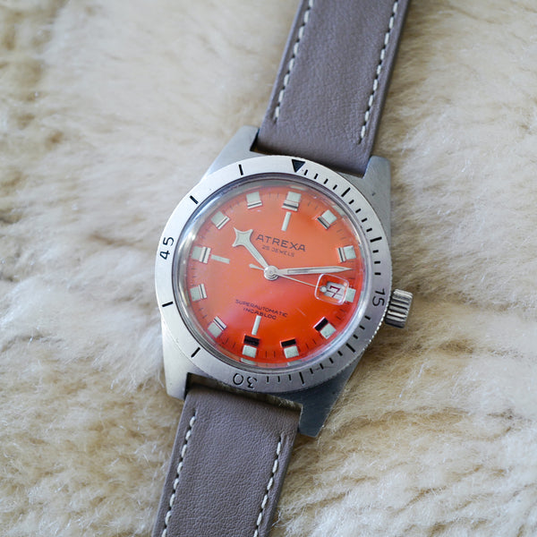 Jolie montre de plongée orange vif