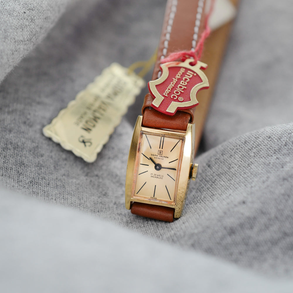 Jolie montre double-tour pour femme plaquée or neuve de stock