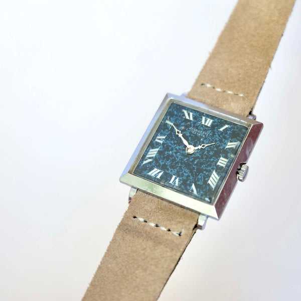 Jolie montre femme carrée