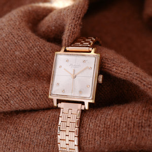 Jolie montre femme homme carré
