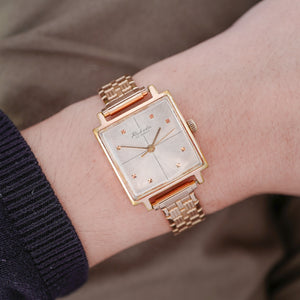Jolie montre femme plaqué or carré