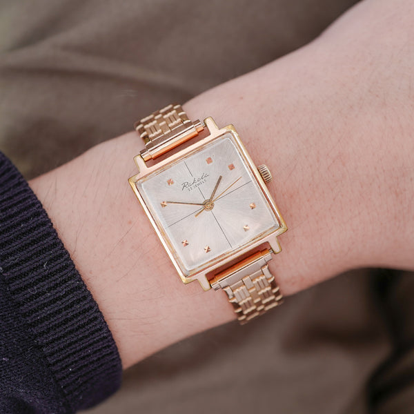 Jolie montre femme plaqué or carré
