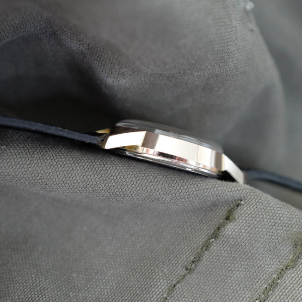Jolie montre idée cadeau pour femme dorée