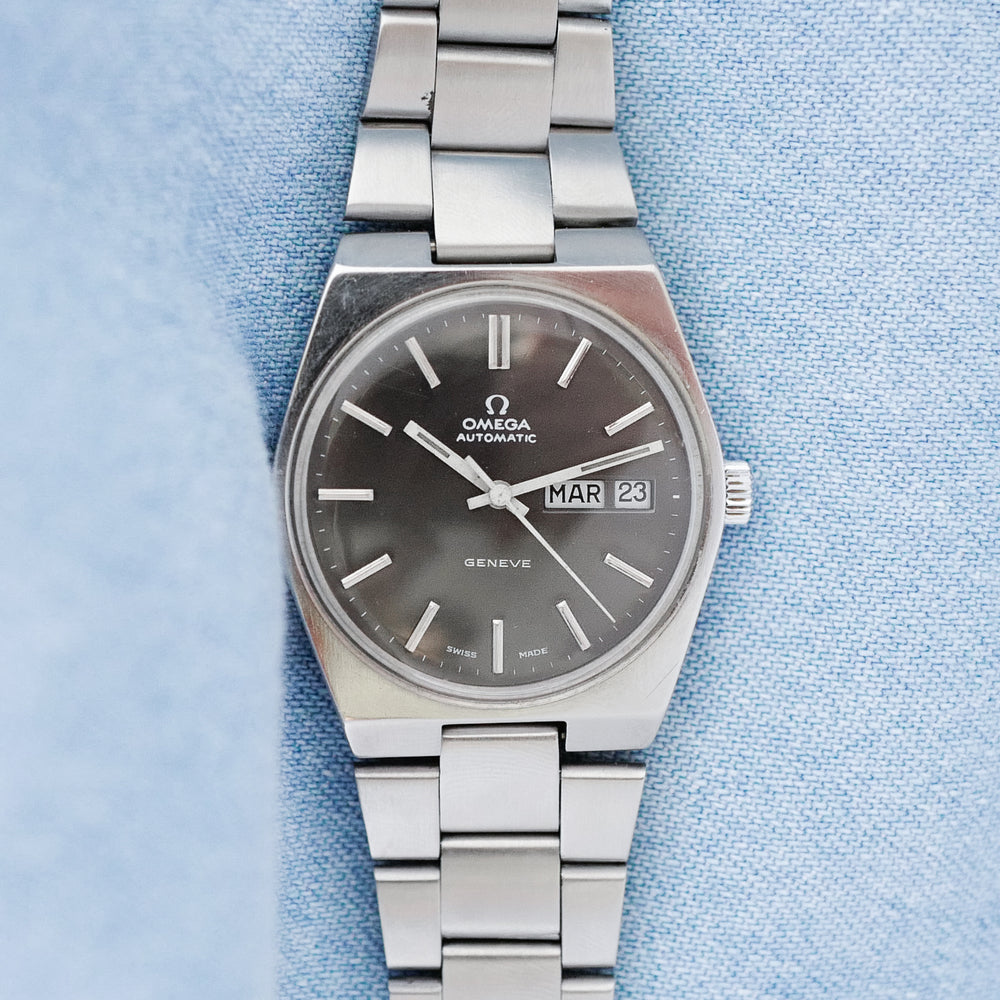 Jolie montre Omega vintage bracelet acier cadran noir gris