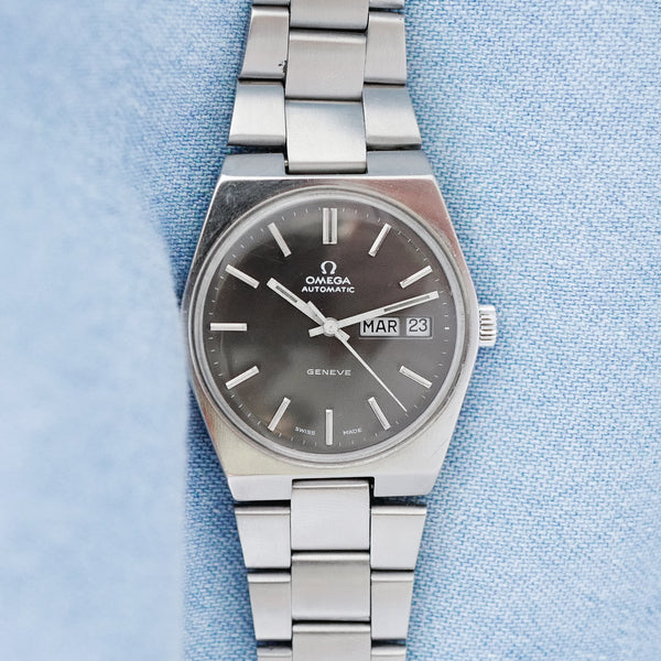 Jolie montre Omega vintage bracelet acier cadran noir gris