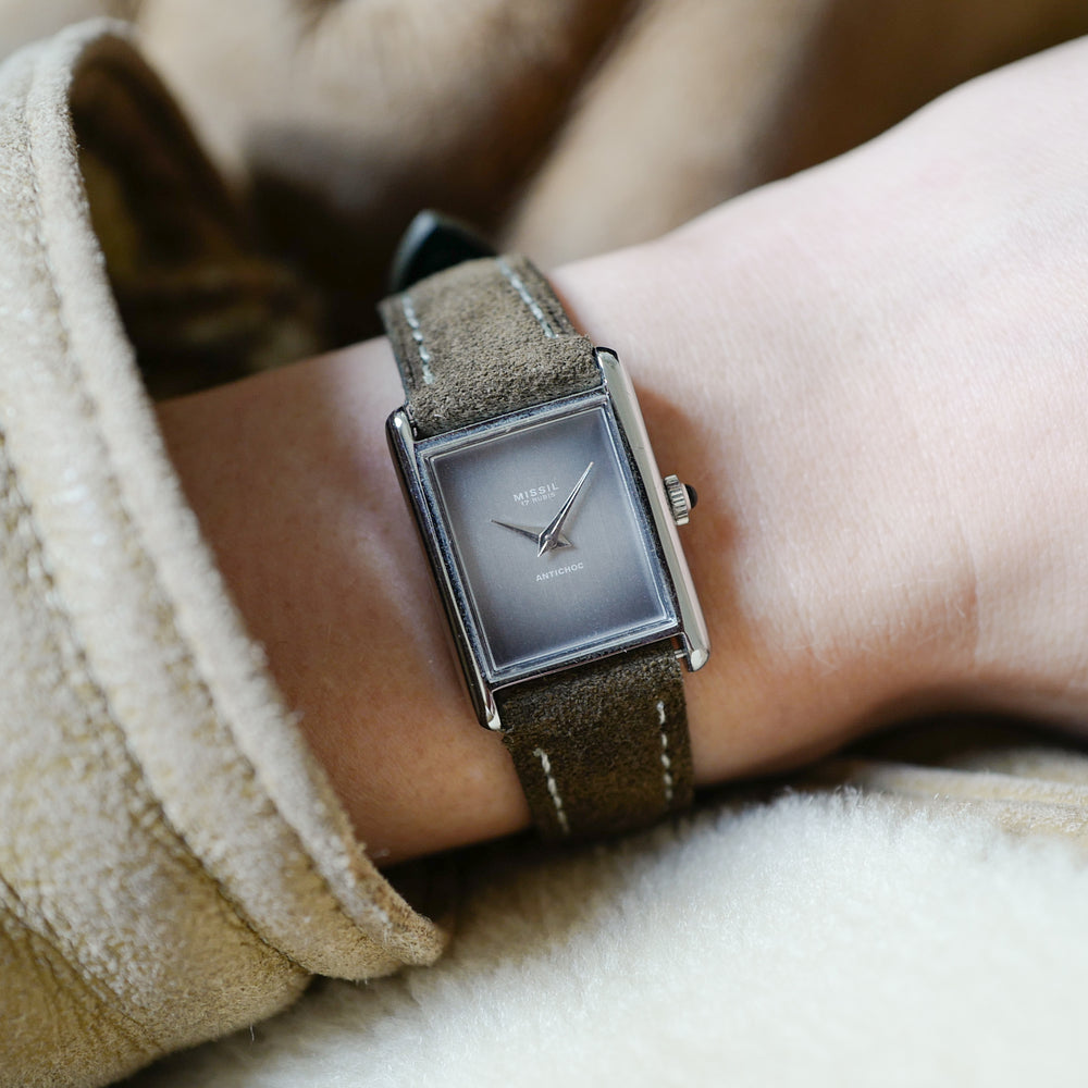 Montre vintage pour femme cadran gris style Cartier Tank