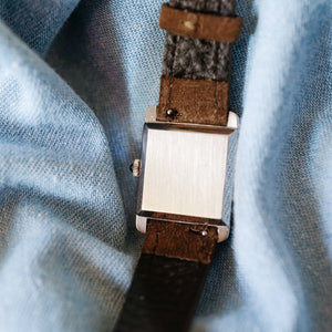 Jolie montre pour femme rectangulaire style Cartier Tank rectangulaire