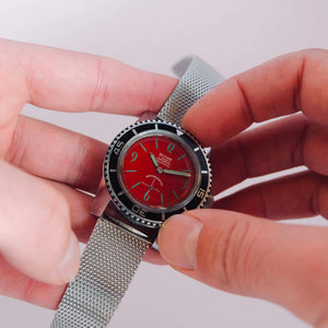 Jolie montre vintage pour collectionneur cadran rare rouge