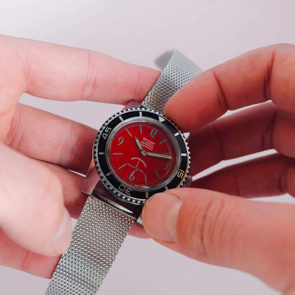 Jolie montre vintage pour collectionneur cadran rare rouge