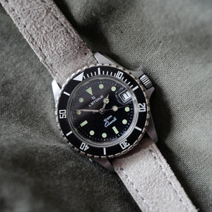 Jolie petite sportive montre de plongée ancienne femme