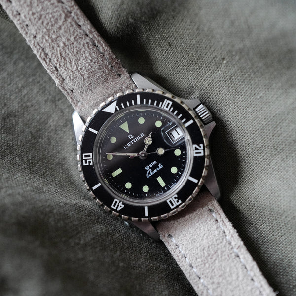 Jolie petite sportive montre de plongée ancienne femme
