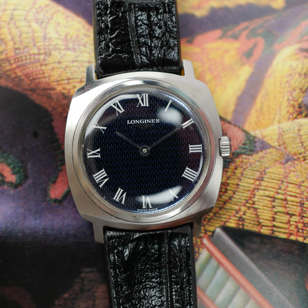 Détail du cadran bleu texturé Longines vintage