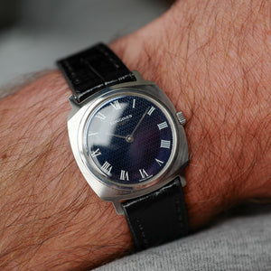 Longines Calatrava bleu nuit portée au poignet