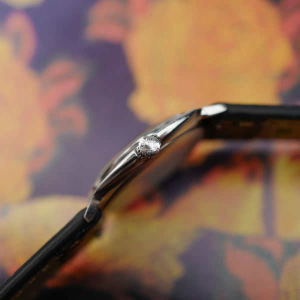 Couronne signée Longines et profil du boîtier