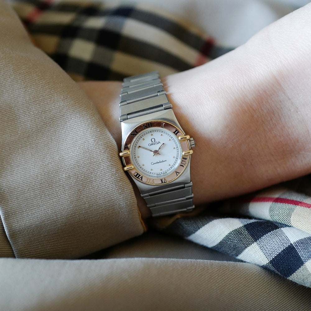 Jolie montre acier or mini Constellation femme