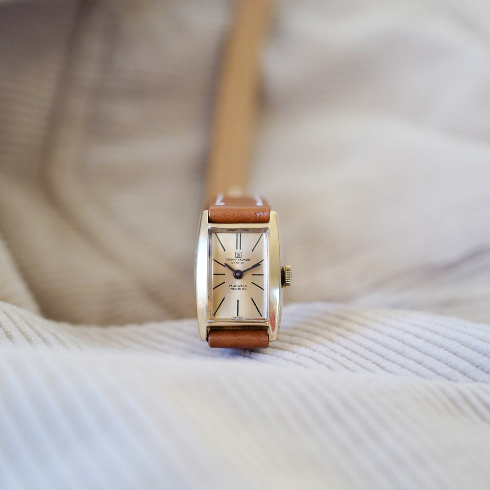 Jolie montre double-tour pour femme plaquée or neuve de stock
