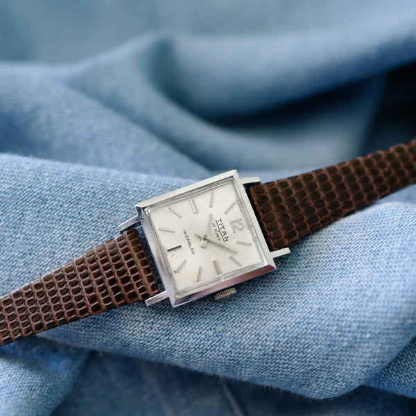 Montre carrée pour femme à remontage