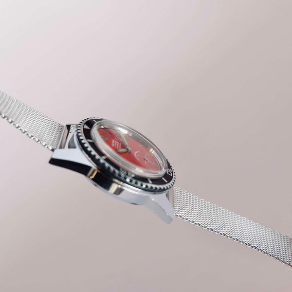 Montre de plongée ancienne vintage neuve de stock rouge