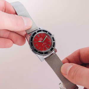 Montre de plongée cadran rouge