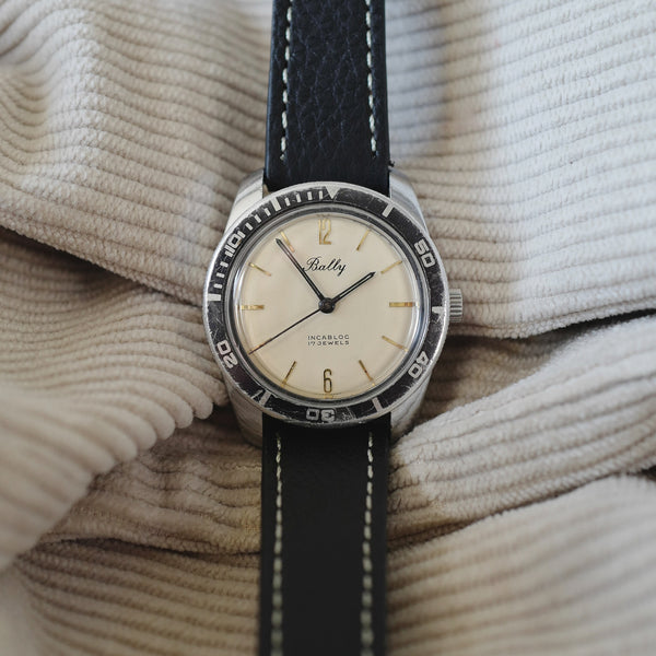 Montre plongée vintage banche et noire