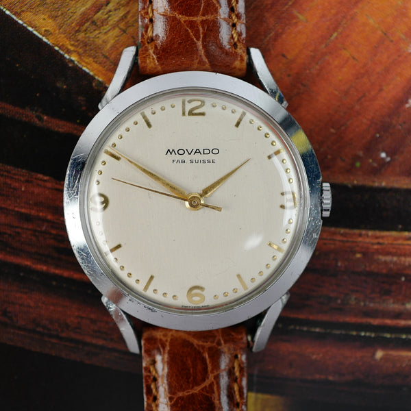Cadran argenté Movado avec chiffres dorés