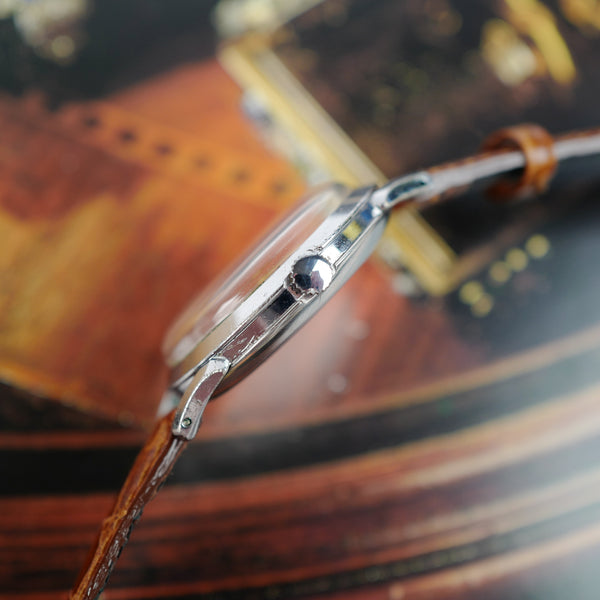 Profil et couronne de la Movado 1950
