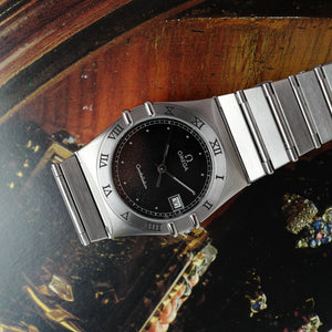 Cadran noir patiné de l'Omega Constellation vu de biais