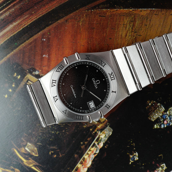 Cadran noir patiné de l'Omega Constellation vu de biais