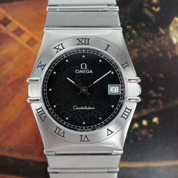Détail du cadran noir moucheté de l'Omega Constellation 1993
