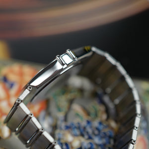 Profil fin du boîtier et du bracelet de l'Omega Constellation
