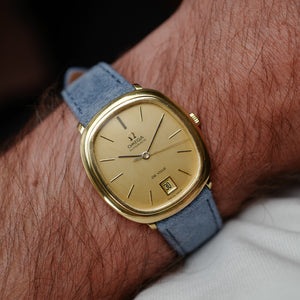 Omega De Ville Ovale portée sur bracelet bleu