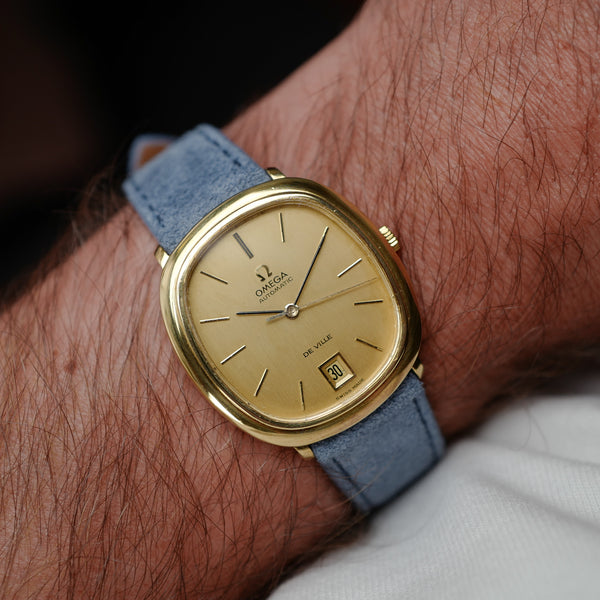 Omega De Ville Ovale portée sur bracelet bleu