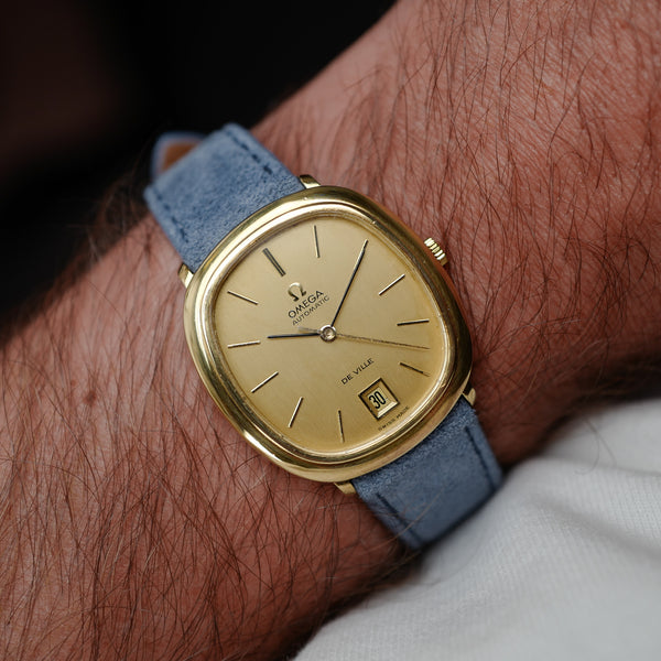 Montre Omega vintage en or massif au poignet