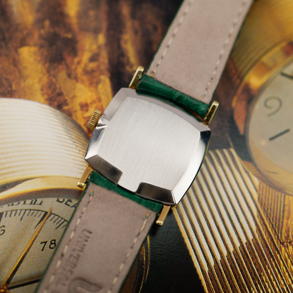 Fond de boîtier argenté de l'Omega De Ville