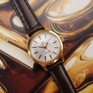 Cadran argenté soleillé de l'OMEGA Genève