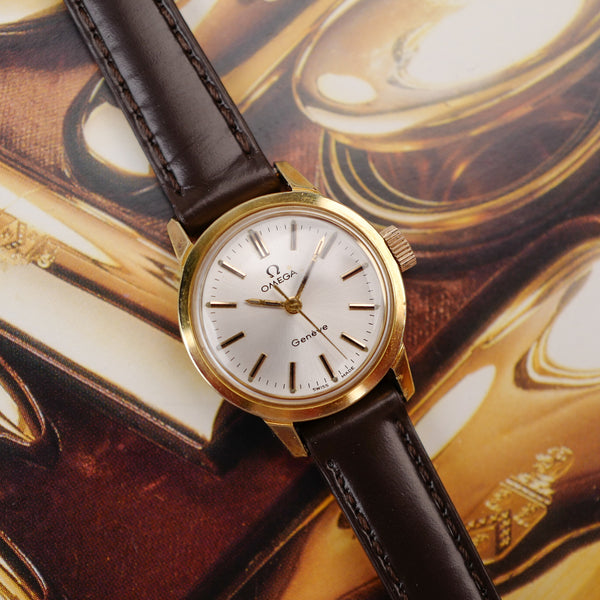 Cadran argenté soleillé de l'OMEGA Genève