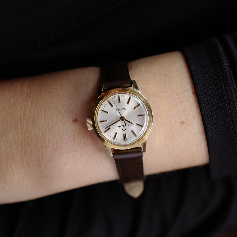 OMEGA Genève vintage 1980 plaqué or vue de face