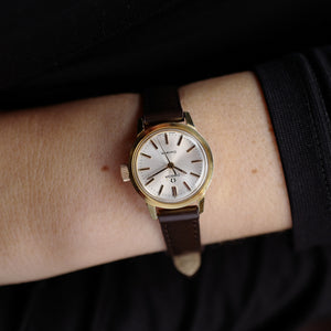 Petite OMEGA Genève vintage portée au poignet