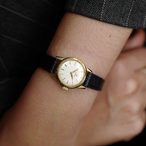 Omega mini montre de cocktail dorée pour femme vintage 1960